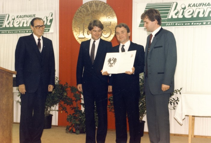 1985 - Mag. Herbert Kiennast, KR Julius Kiennast und Raimund Kiennast bei der Verleihung des Österreichischen Staatswappens